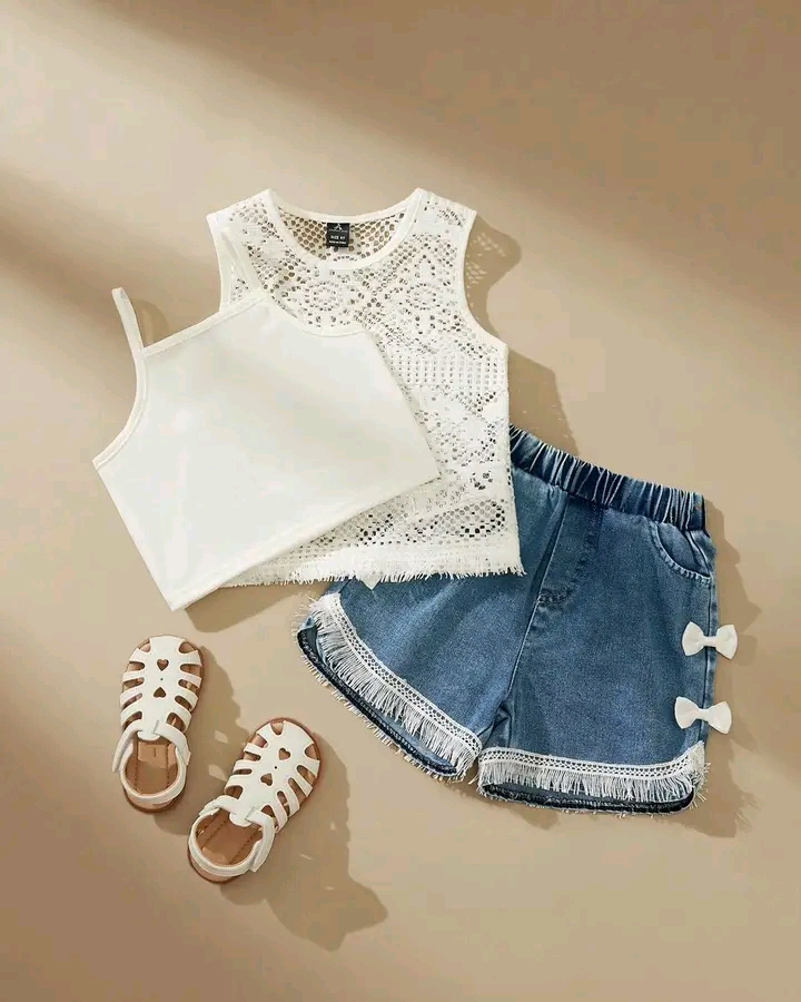 طقم بناتي شي ان توب مخرم+توب حماله سادة+شورت جينز شراشيب